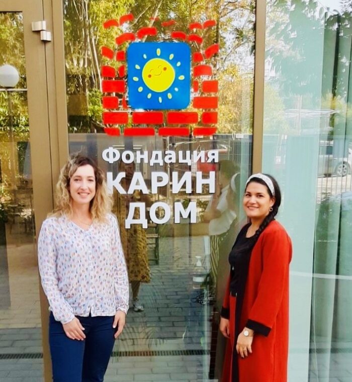Δύο από τις εκπαιδεύτριες της Πρώιμης παρέμβασης μπροστά από το Karin Dom