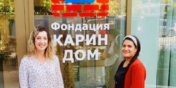KarinDom1 Δύο από τις εκπαιδεύτριες της Πρώιμης παρέμβασης μπροστά από το Karin Dom