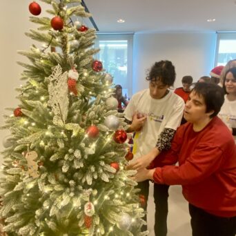 Children, trainers of Amymoni and volunteers of Praktiker Hellas decorate the Christmas tree.