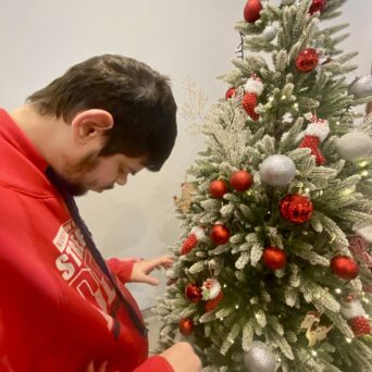 Children, trainers of Amymoni and volunteers of Praktiker Hellas decorate the Christmas tree.