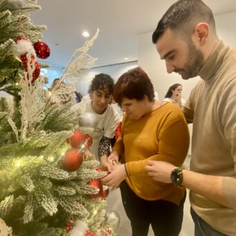 Children, trainers of Amymoni and volunteers of Praktiker Hellas decorate the Christmas tree.