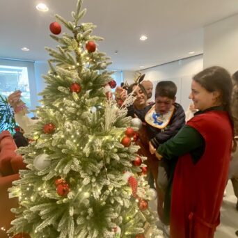 Children, trainers of Amymoni and volunteers of Praktiker Hellas decorate the Christmas tree.