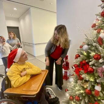 Children, trainers of Amymoni and volunteers of Praktiker Hellas decorate the Christmas tree.