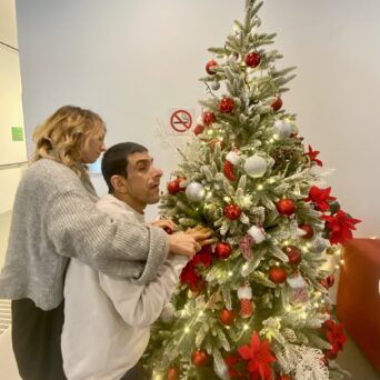 Children, trainers of Amymoni and volunteers of Praktiker Hellas decorate the Christmas tree.