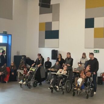 Εκπαιδευτικοί και εκπαιδευόμενοι της Αμυμώνης στη διάρκεια της Χριστουγεννιάτικης γιορτής