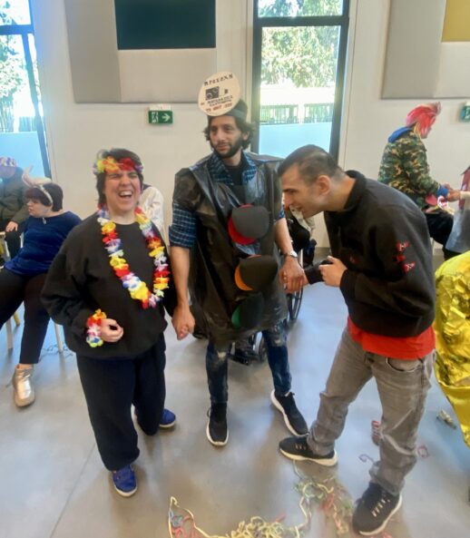 Ωφελούμενοι και εκπαιδευτές της Αμυμώνης διασκεδάζουν στην αποκριάτικη γιορτή