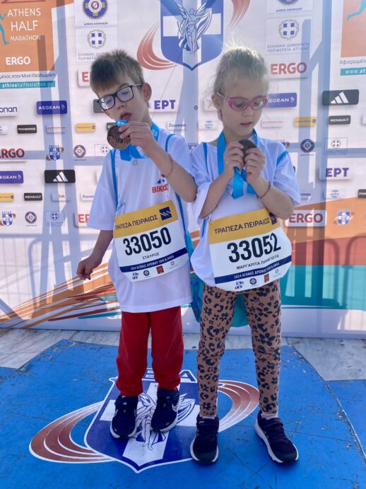 Τα δύο παιδιά της Αμυμώνης που έτρεξαν στο Family Run, με τα μετάλλιά τους στο τέλος του αγώνα με τα μετάλλιά τους