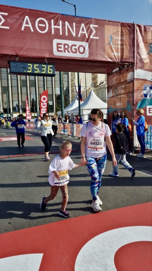 Στο τερματισμό του Family Run, η Μαργαρίτα-Παναγιώτα με τη συνοδό της Μαρία Χονδρονάσιου